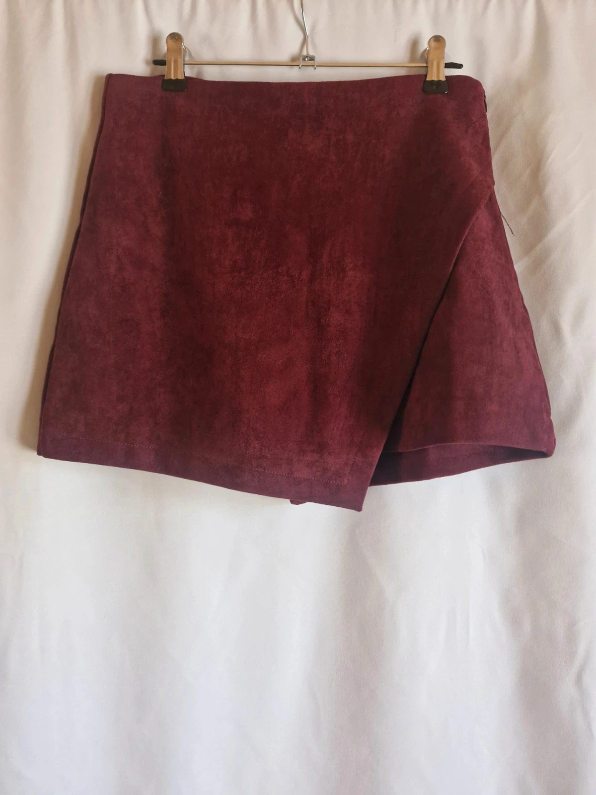 Jupe-short effet suédine bordeaux taille S – élégante et tendance